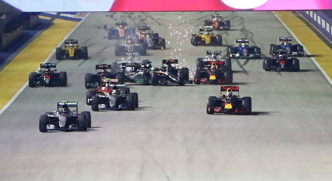 Nico Hulkenberg impatta sulla Toro Rosso di Sainz e si ritira in pieno rettilineo. Getty 